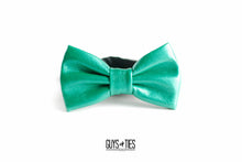 Load image into Gallery viewer, metallic emerald green faux leather bow tie