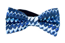 Load image into Gallery viewer, blue snake print pre tied bow tie