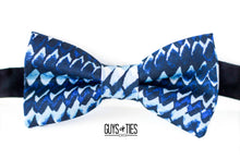 Load image into Gallery viewer, blue snake print pre tied bow tie