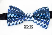 Load image into Gallery viewer, blue snake print pre tied bow tie