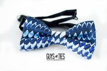 Load image into Gallery viewer, blue snake print pre tied bow tie