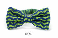 Load image into Gallery viewer, navy + green zig zag bow tie