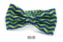 Load image into Gallery viewer, navy + green zig zag bow tie