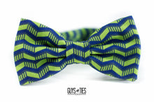 Load image into Gallery viewer, navy + green zig zag bow tie