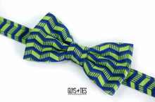 Load image into Gallery viewer, navy + green zig zag bow tie