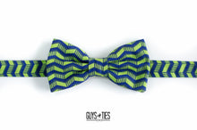 Load image into Gallery viewer, navy + green zig zag bow tie