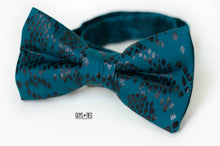 Load image into Gallery viewer, teal + black snake print bow tie