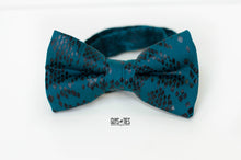 Load image into Gallery viewer, teal + black snake print bow tie