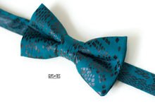 Load image into Gallery viewer, teal + black snake print bow tie