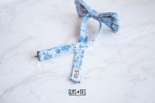 Load image into Gallery viewer, light blue whimsy floral bow tie