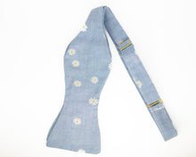 Load image into Gallery viewer, daisy chambray self tie bow tie