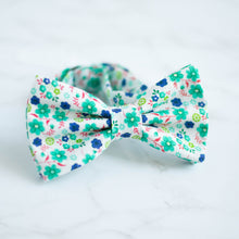 Load image into Gallery viewer, vintage green mini floral bow tie