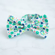 Load image into Gallery viewer, vintage green mini floral bow tie