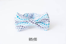 Load image into Gallery viewer, Boy&#39;s blue + white stars bow tie