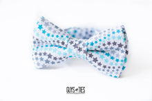 Load image into Gallery viewer, Boy&#39;s blue + white stars bow tie