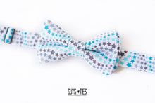 Load image into Gallery viewer, Boy&#39;s blue + white stars bow tie