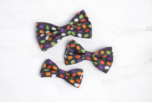 Load image into Gallery viewer, dog bow tie | mini pumpkins